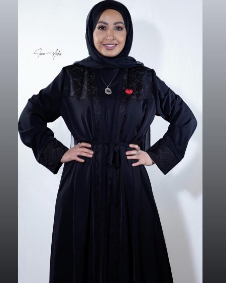 اسود واكمام وكتف اسود