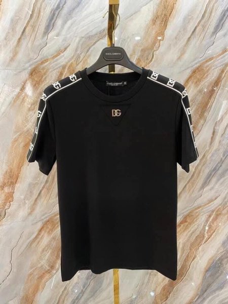 بلوز D&G بروش على الصدر وقماش على الاكتاف