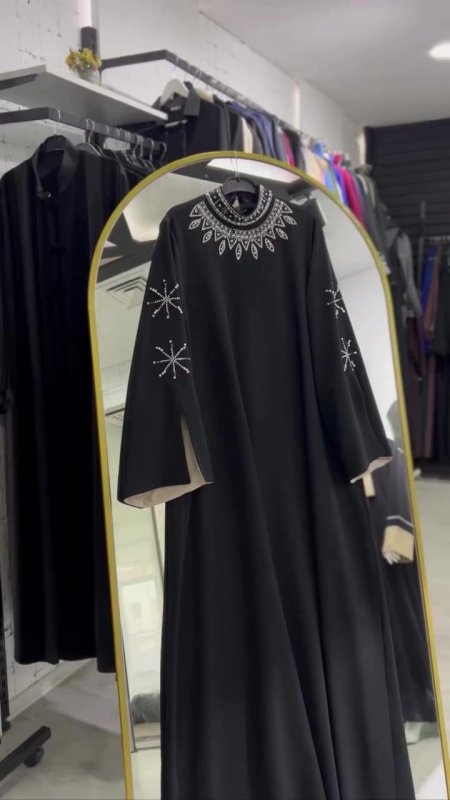 فستان مرصع استراس على الرقبة و الاكمام