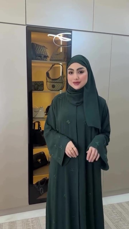 عباية مرصعة استراس على الاكمام وعلى طول العباة من الامام