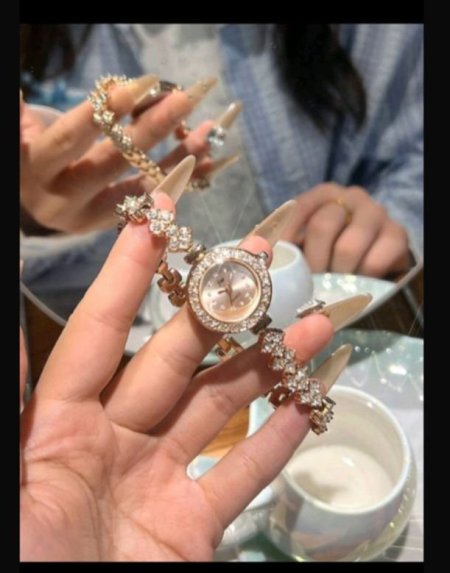 ساعة مرصعة كريستال