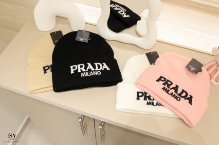 طاقية Prada